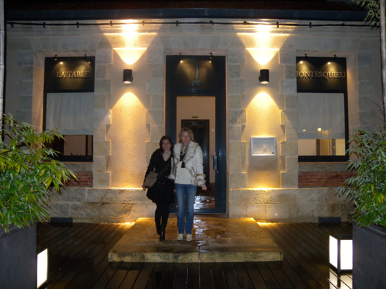 Carmen et Corinne devant le restaurant