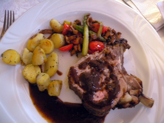 Carré de Veau servie rosé, jus corsé aux olives Taggiaches