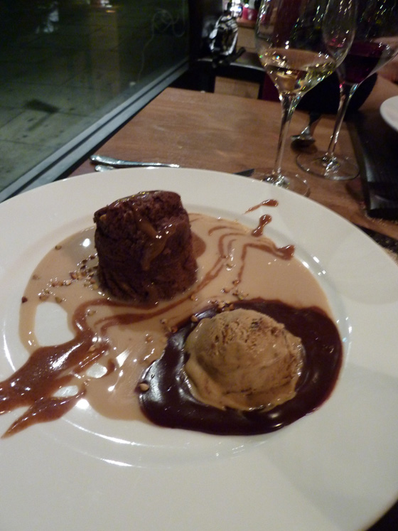 Fondant chocolat et noisette au sarrasin fraîchement moulu, crème végétale vanille et café