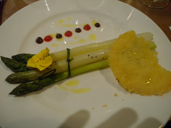 Les premières asperges de la saison et son croustillant de parmesan