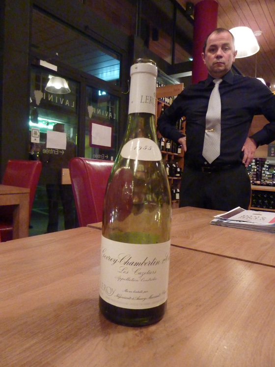 Stéphane posant fièrement devant un Gevrey-Chambertin 1er cru Les Cazetiers 1955