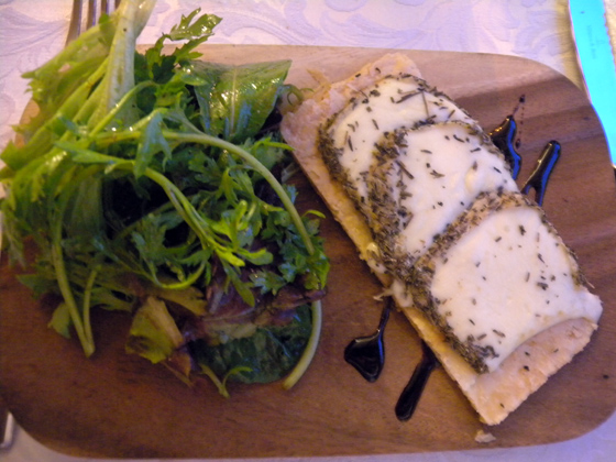 Tarte fine au Brin d’Amour Brebis Corse aux herbes du maquis servi coulants sur une salade de jeune pousses et du vieux balsamique