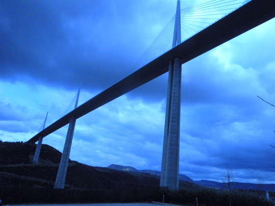 le pont de Millau du dessous