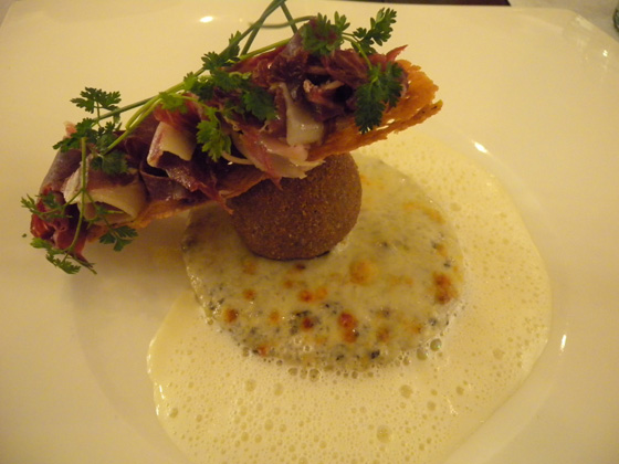 l'oeuf de poule imaginaire sur un gratin de macaronis à la truffe