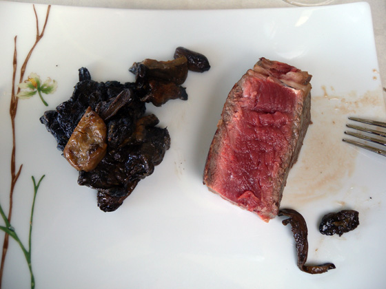 morceau de côtes de Boeuf gras de Bazas accompagné de cèpes